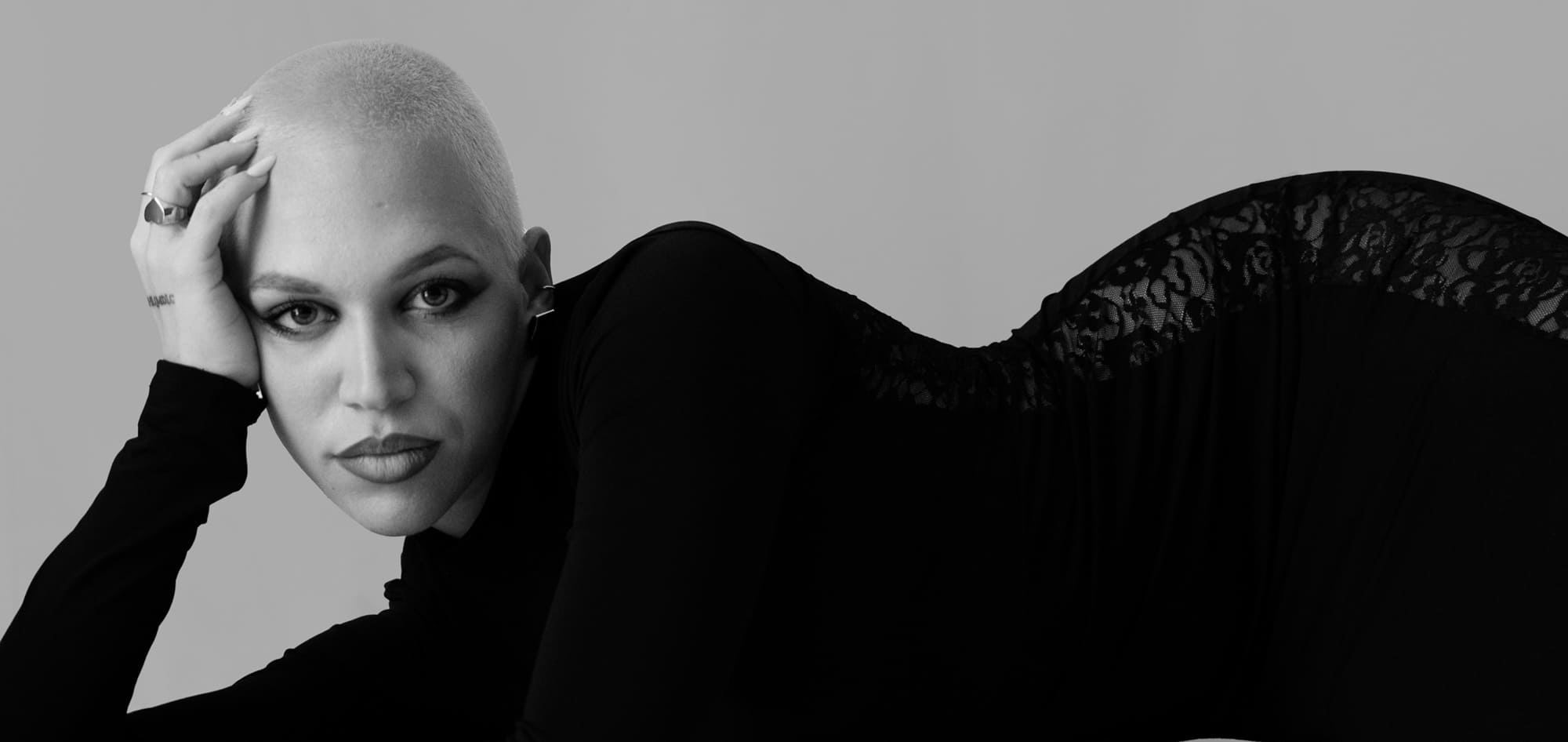 Modella con vestito nero stesa