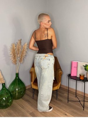 body liscio con coppe e bretelle regolabili scollatura a barca