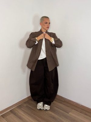 jeans modello balloon marrone con elastico in vita