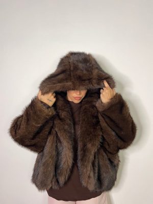 pelliccia marrone con cappuccio e tasche