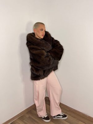 pelliccia marrone con cappuccio e tasche